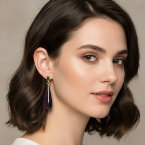 Aveline orecchini pendenti in resina con zircone verde indossati da una donna con capelli castani.