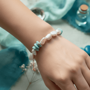 Blue Grotto – Bracciale artigianale con perle baby barocche e chips di Larimar - OE!