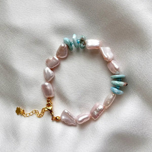 Blue Grotto – Bracciale artigianale con perle baby barocche e chips di Larimar - OE!