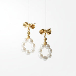 Bow Kiss orecchini con perno in ottone placcato in oro 18K