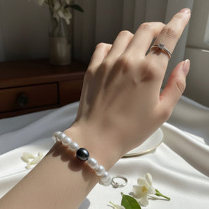 Bracciale con perle di fiume grigio chiaro e perla centrale scura - OE!