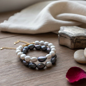 Bracciale con perle di fiume grigio scuro e perla centrale bianca - OE!