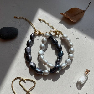 Bracciale con perle di fiume grigio scuro e perla centrale bianca - OE!