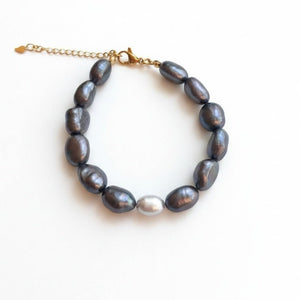 Bracciale con perle di fiume grigio scuro e perla centrale bianca - OE!