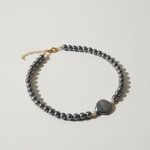 Collana con perle di fiume e perla barocca centrale grigia - OE!