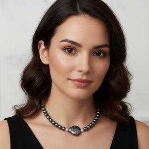 Collana con perle di fiume e perla barocca centrale grigia - OE!