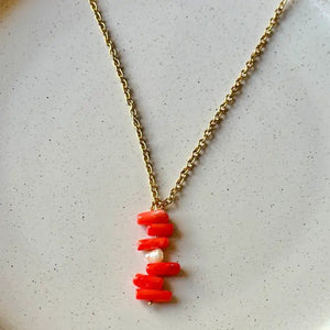 COSMOPOLITAN - Collana in corallo bamboo e perle di fiume - OE!