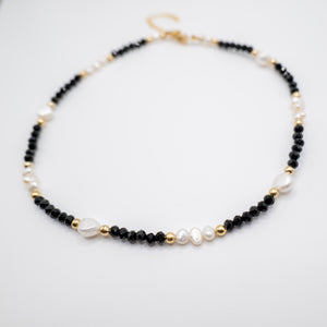CRISTALLI NERI - Collana con perle e cristalli - OE!