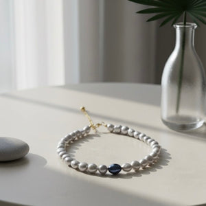 Grigio d'ombra choker con perle grigio chiaro e scuro