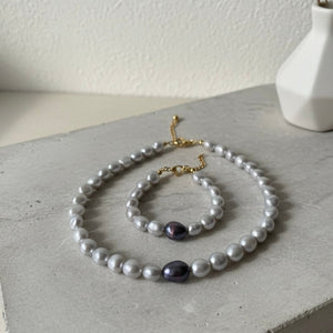 GRIGIO D’OMBRA - Choker con perle di fiume grigio chiaro e perla centrale scura - OE!