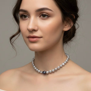 GRIGIO D’OMBRA - Choker con perle di fiume grigio chiaro e perla centrale scura - OE!