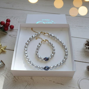 GRIGIO D'OMBRA Cofanetto Regalo Natale Artigianale: Parure Choker e Bracciale in Perle di fiume Grigio Perla - Made in Italy - OE!