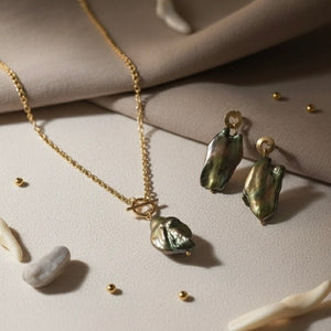 JADÈ - Cofanetto regalo con orecchini e collana con Perla Barocca Verde - OE!