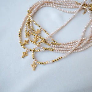 LUCE - Collana girocollo con perline di vetro rosa, cactus e catena dorata. - OE!