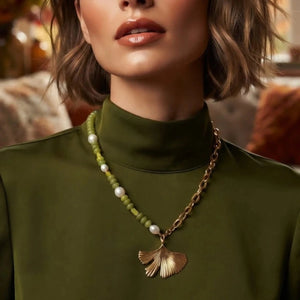 luce-di-ginkgo-collana-indossata