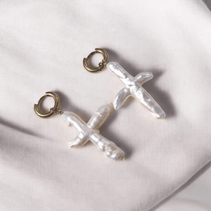 Orecchini con Croce in Perla Barocca – Gioielli Artigianali Made in Italy - OE!