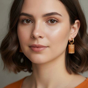 Orecchini con Orange Calcite – Pietra Naturale e Cerchio Placcato Oro - OE!