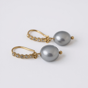 Orecchini con Perle di Fiume Grigie e Zirconi – Placcati Oro 18K, Made in Italy - OE!