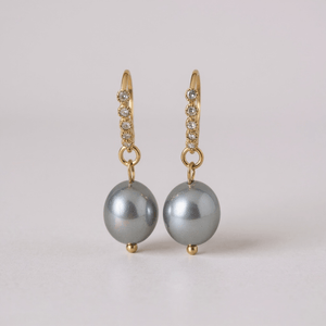 Orecchini con Perle di Fiume Grigie e Zirconi – Placcati Oro 18K, Made in Italy - OE!