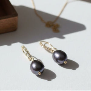 Orecchini con perle di fiume grigio scuro e zirconi – placcati oro 18K - OE!