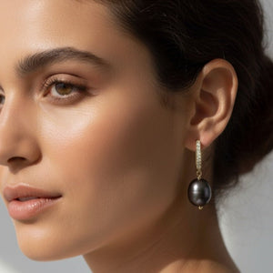 Orecchini con perle di fiume grigio scuro e zirconi – placcati oro 18K - OE!