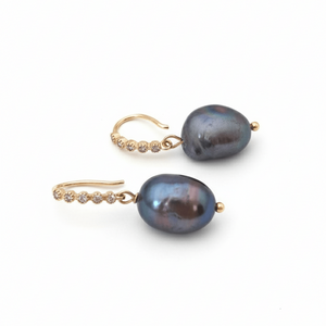 Orecchini con perle di fiume grigio scuro e zirconi – placcati oro 18K - OE!