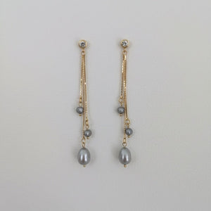 Orecchini pendenti in ottone placcato oro 18k con zirconi e perle di fiume - OE!