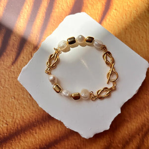 Oro & Onde – Bracciale a catena dorata con perle d’acqua dolce - OE!