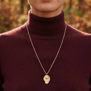 perla-foglia-collana-indossata