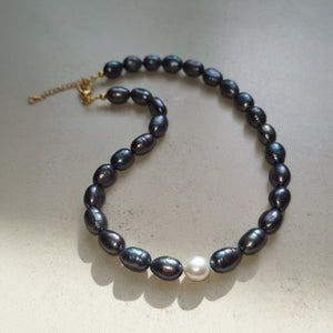PERLE OMBRA - Collana con perle di fiume grigio scuro e perla centrale bianca - OE!