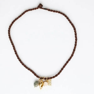 Resort Summer collana in corda marrone con charms - OE!