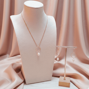 UNICA Orecchini in Acciaio Oro 18K: Sfere Concentriche e Perla di Fiume - Fatti a Mano in Italia - OE!