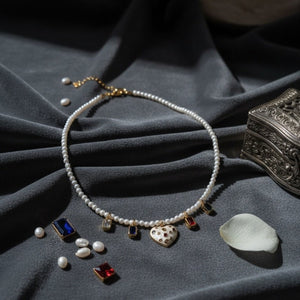 AROMIS - Collana con perle naturali e ciondolo cuore smaltato con zirconi - OE!