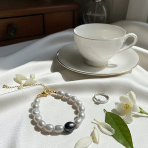 Bracciale con perle di fiume grigio chiaro e perla centrale scura - OE!