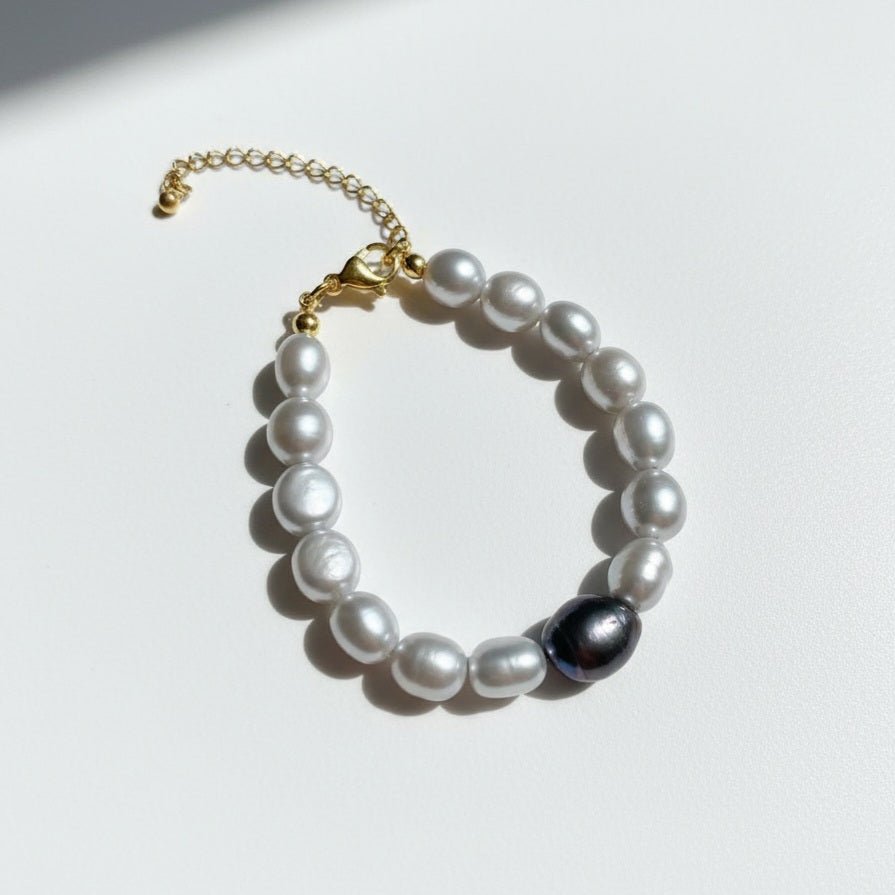 Bracciale con perle di fiume grigio chiaro e perla centrale scura - OE!