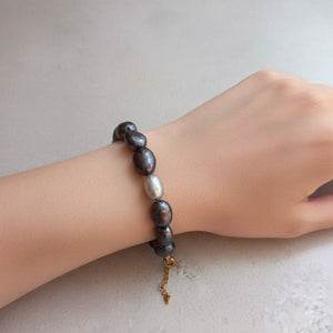 Bracciale con perle di fiume grigio scuro e perla centrale bianca - OE!