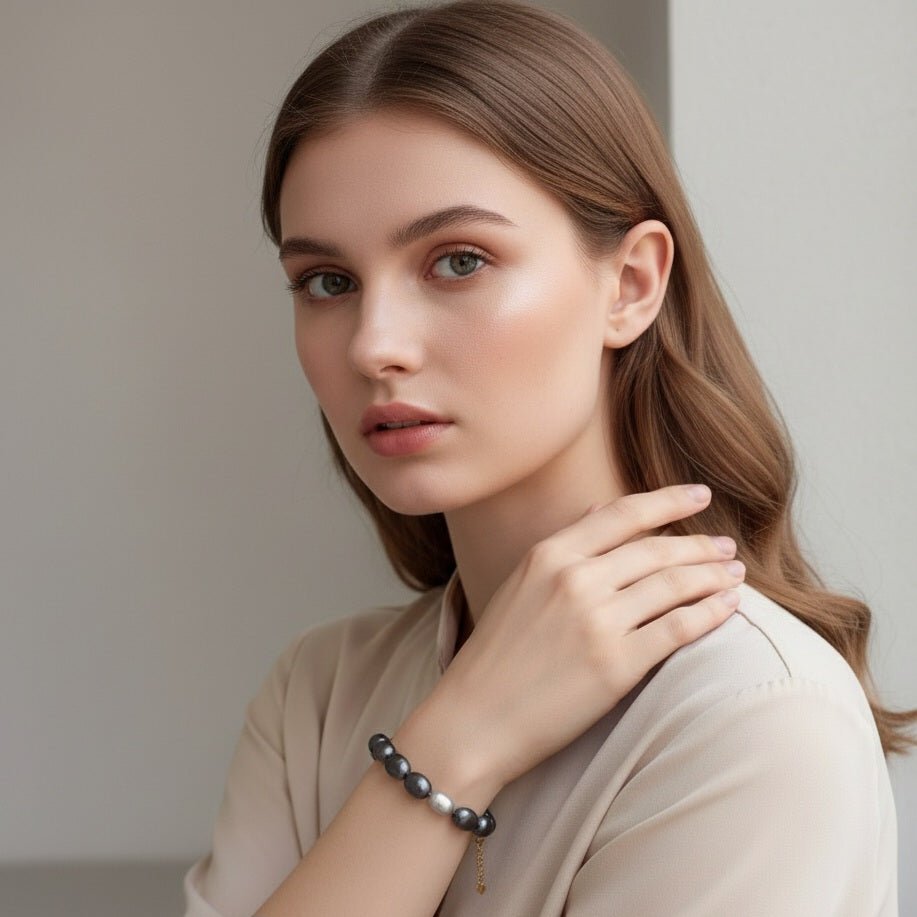 Bracciale con perle di fiume grigio scuro e perla centrale bianca - OE!