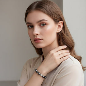 Bracciale con perle di fiume grigio scuro e perla centrale bianca - OE!