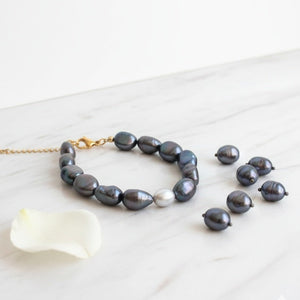 Bracciale con perle di fiume grigio scuro e perla centrale bianca - OE!