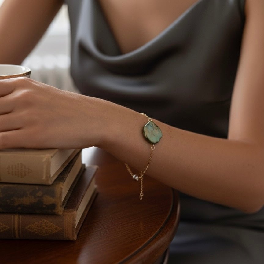 Bracciale in acciaio placcato oro 18k con perla barocca verde – fatto a mano in Italia - OE!