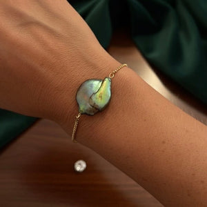 Bracciale in acciaio placcato oro 18k con perla barocca verde – fatto a mano in Italia - OE!