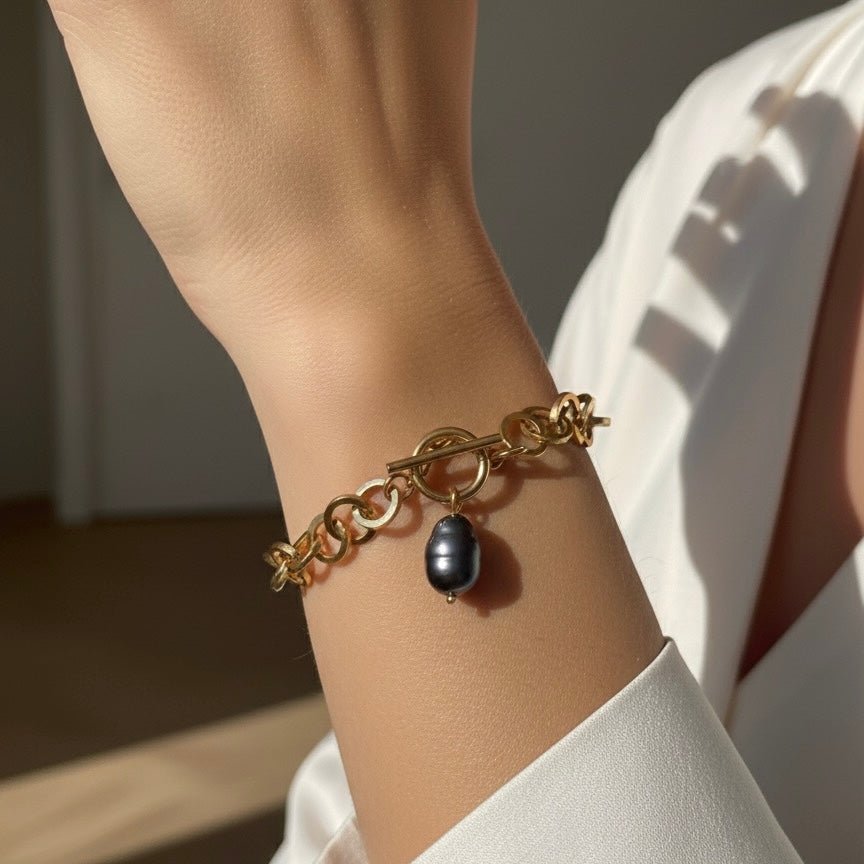 Bracciale in acciaio placcato oro 18k con perla di fiume grigia - OE!