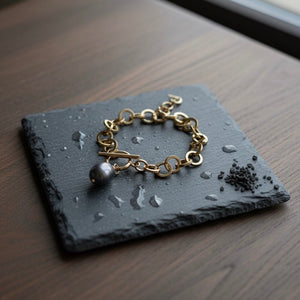 Bracciale in acciaio placcato oro 18k con perla di fiume grigia - OE!