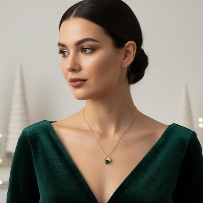 Cadeaux - Collana Artigianale Made in Italy - Acciaio Inox 18K Oro, Ciondolo Pacchetto Regalo Fiocco e Cristallo Rosso o Verde Natalizio - OE!