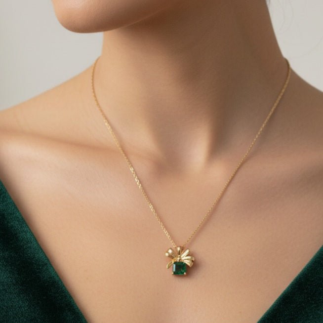 Cadeaux - Collana Artigianale Made in Italy - Acciaio Inox 18K Oro, Ciondolo Pacchetto Regalo Fiocco e Cristallo Rosso o Verde Natalizio - OE!