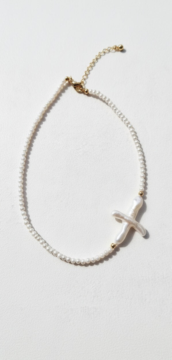 Choker con Perle e Croce Barocca Regolabile – Gioiello Artigianale Made in Italy - OE!