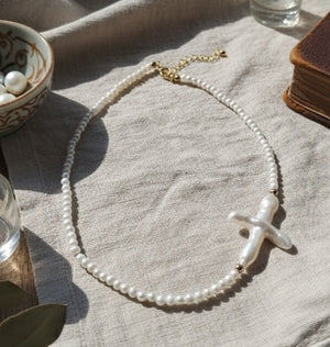 Choker con Perle e Croce Barocca Regolabile – Gioiello Artigianale Made in Italy - OE!