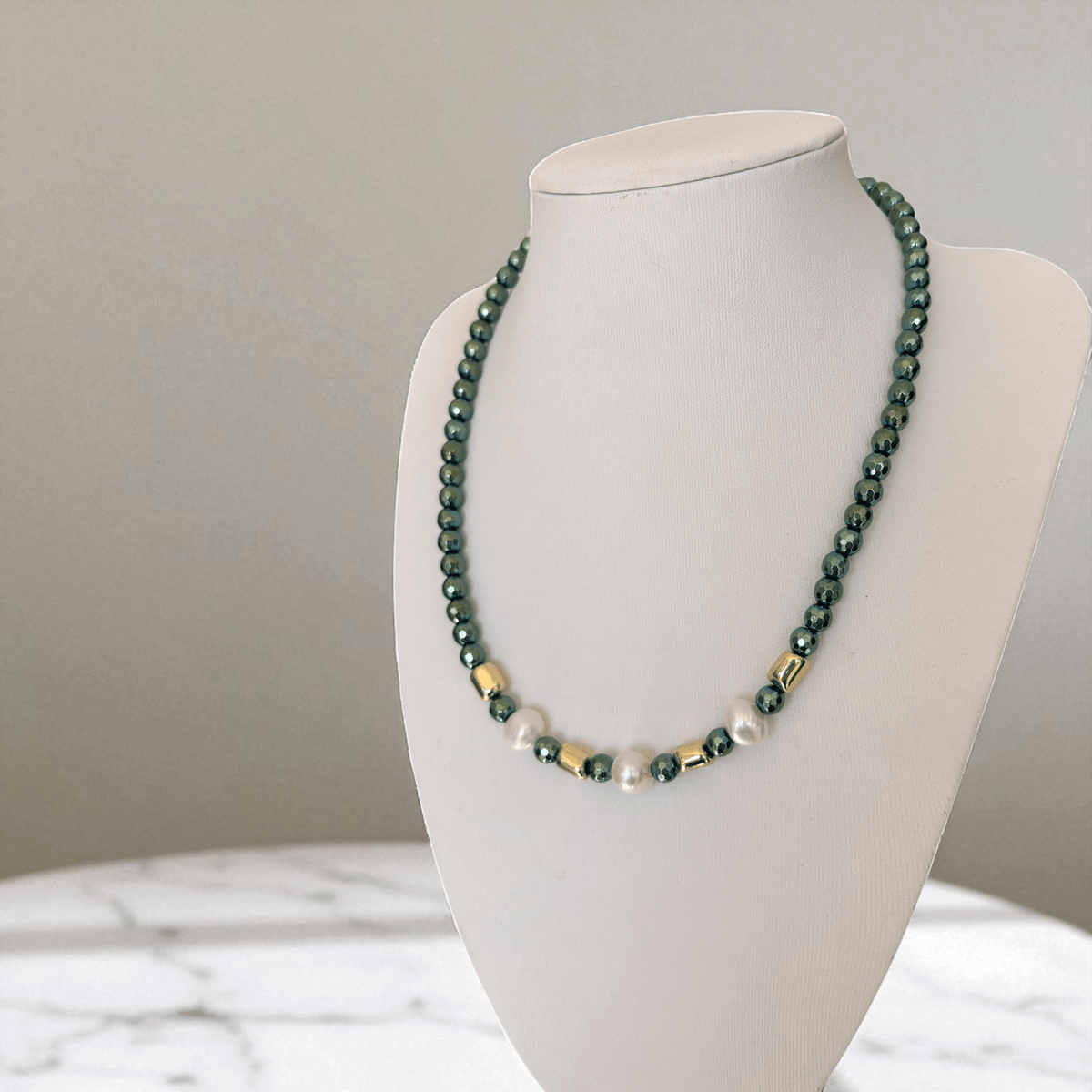 Collana con cristalli verdi/viola e perle di fiume – placcata oro 18k, fatta a mano in Italia - OE!