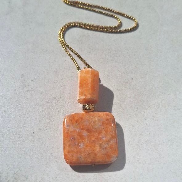 Collana con Orange Calcite – Pietra Naturale e Catena in Acciaio Placcato Oro - OE!