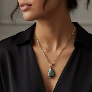 Collana con perla barocca verde in acciaio placcato oro 18k - OE!